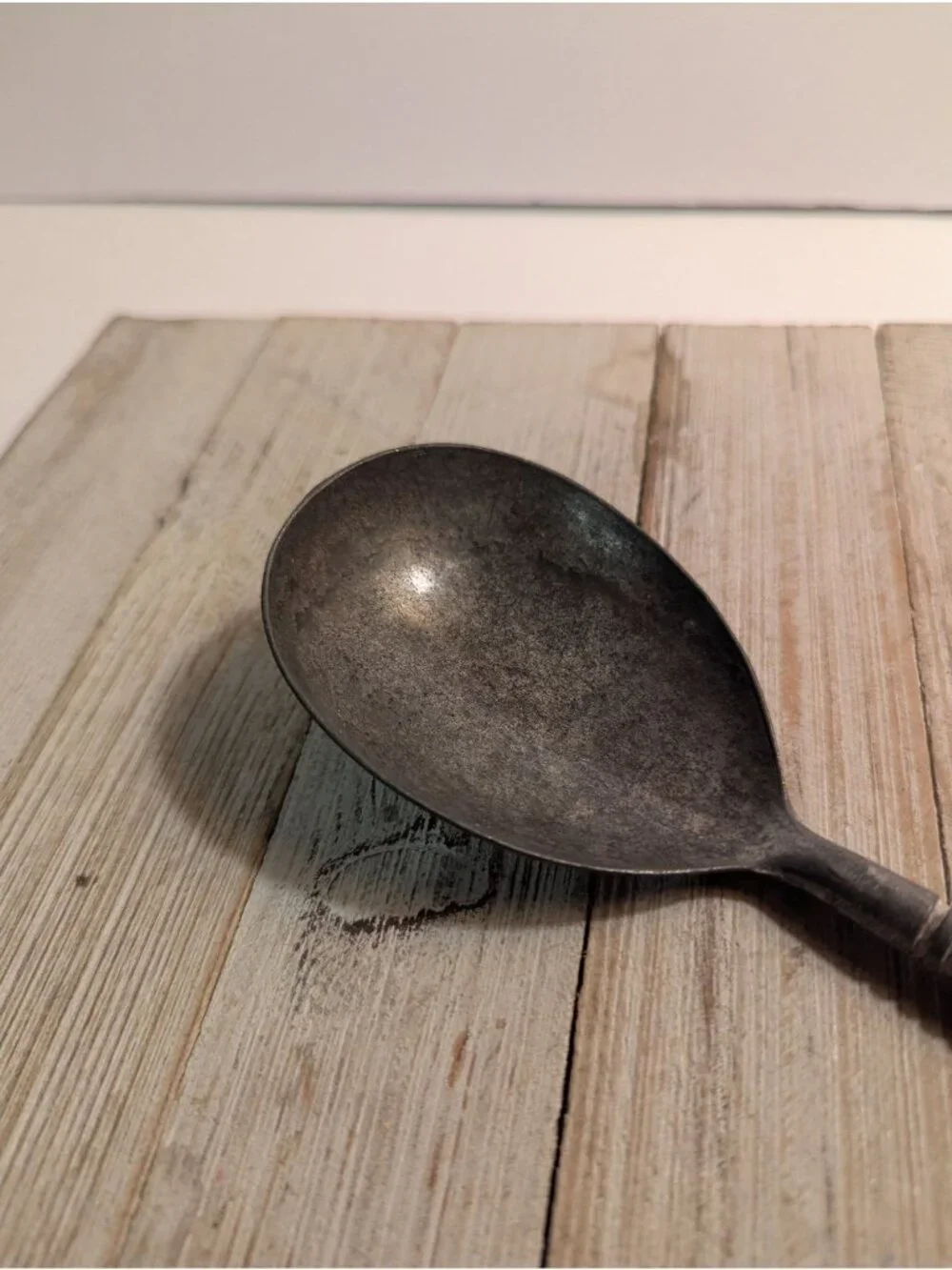 Unbranded features aluminum